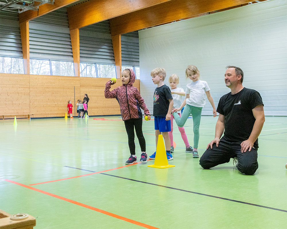 Die Bambinis der LG Fulda beim Weitwurftraining