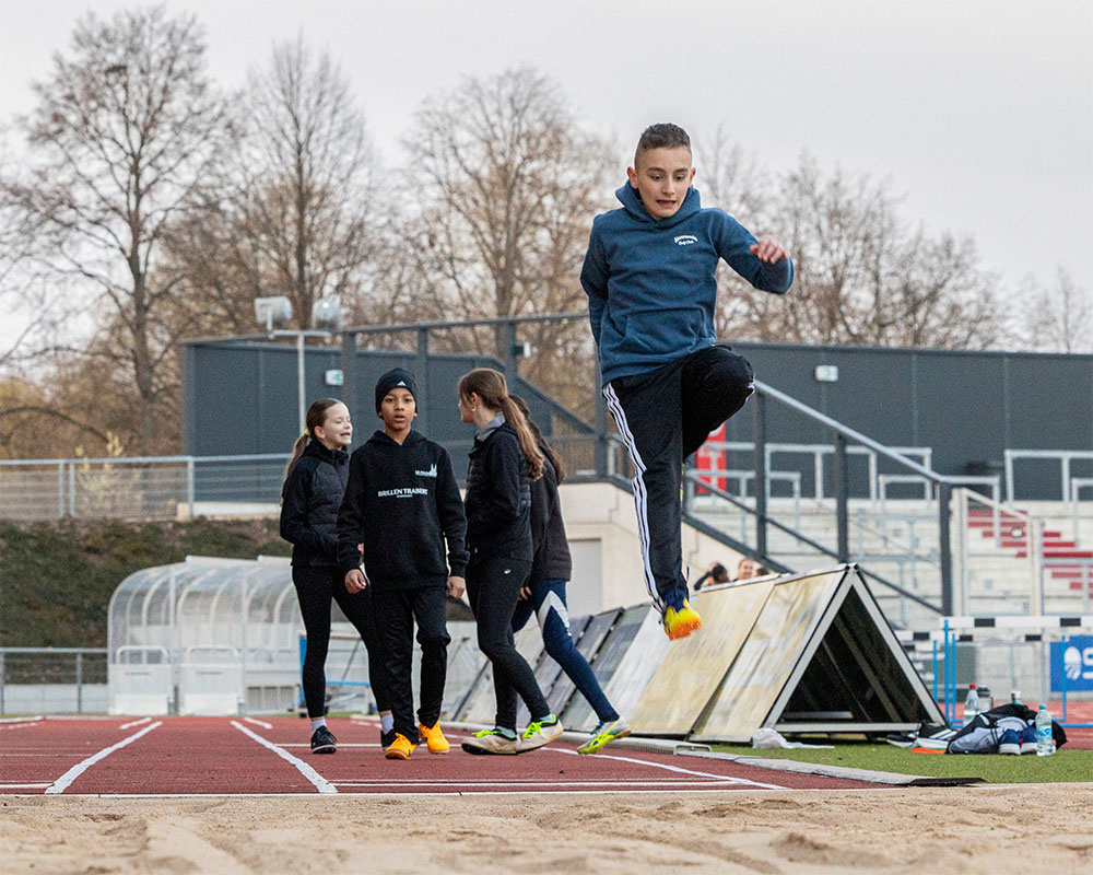Jugendliche beim Weitsprungtraining im Stadion Fulda