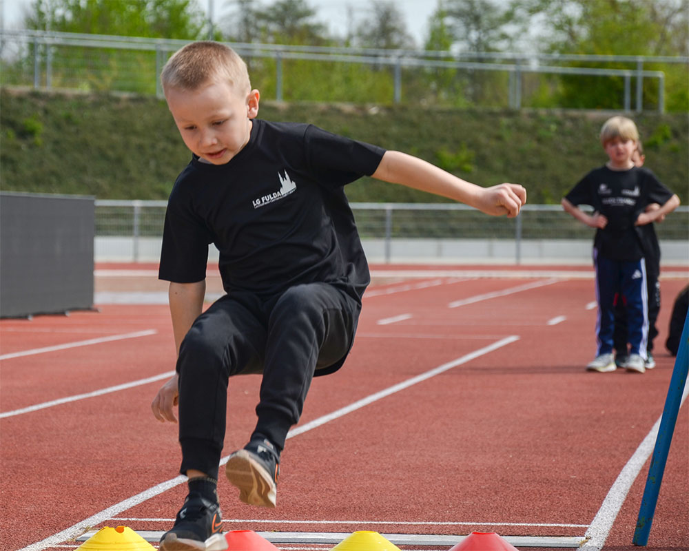 Junges Mitglied der LG Fulda beim Weitsprung Training im Fuldaer Stadion
