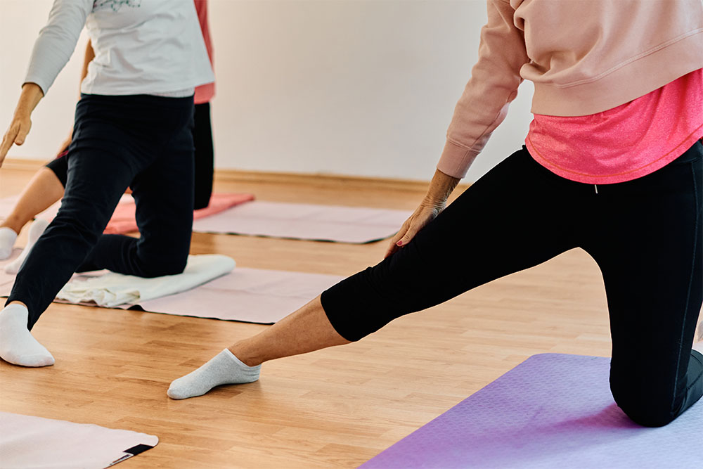 Ältere Damen bei Fitnessübungen Ältere Damen bei Fitnessübungen