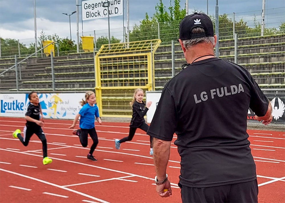 Ein Trainer der LG Fulda beim Wettkampf beobachtet die jungen Läufer