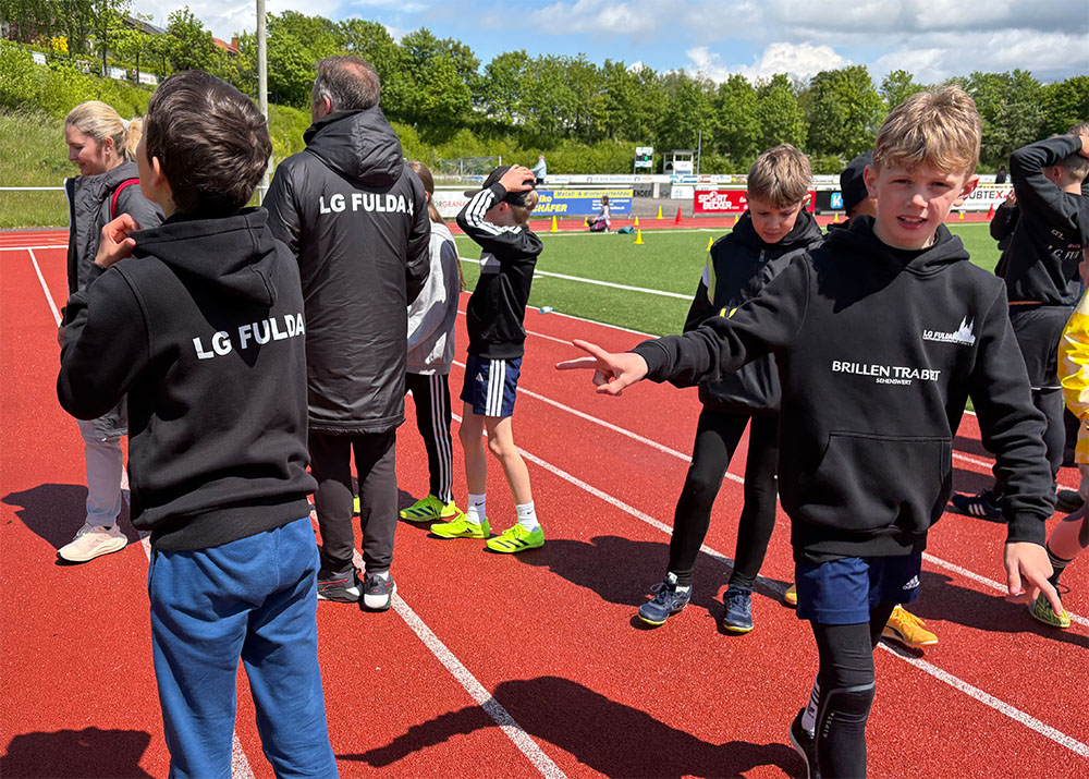 Mehrere jugendliche Mitglieder der LG Fulda bereiten sich aufs Training vor