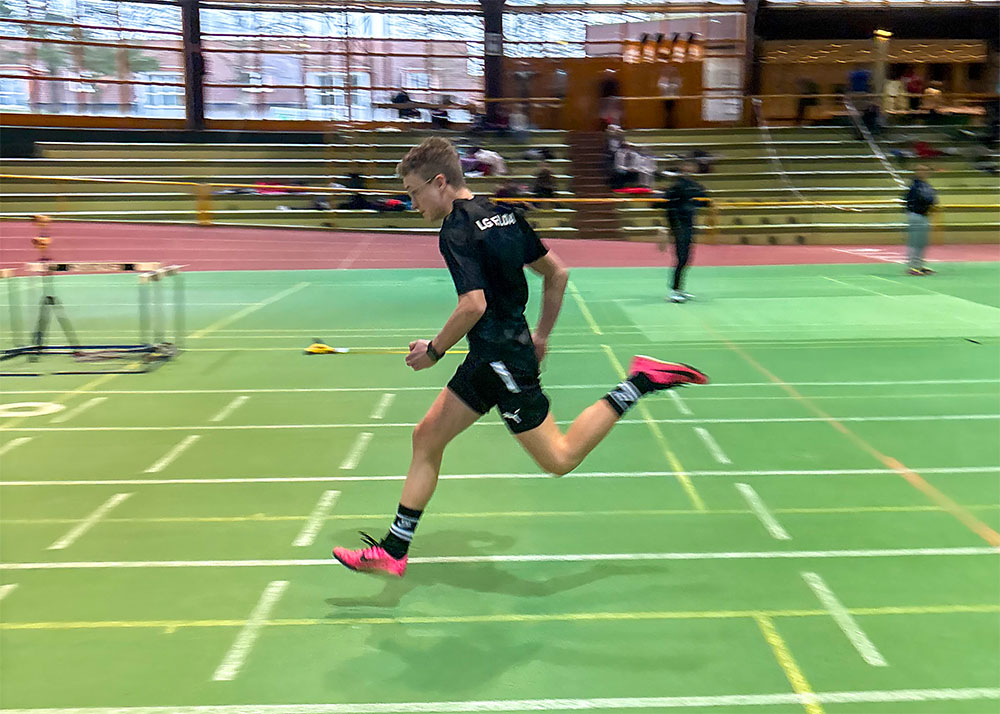 Sportler der LG Fulda beim Zieleinlauf auf einem Wettkampf